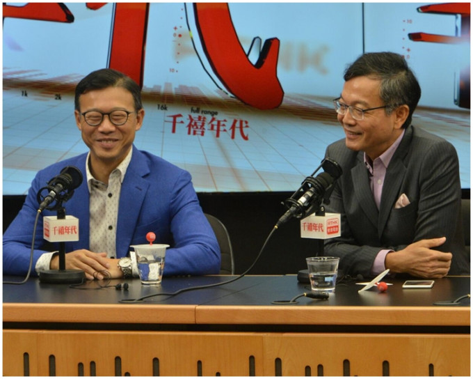 林正财(右)与张国钧出席电台节目。