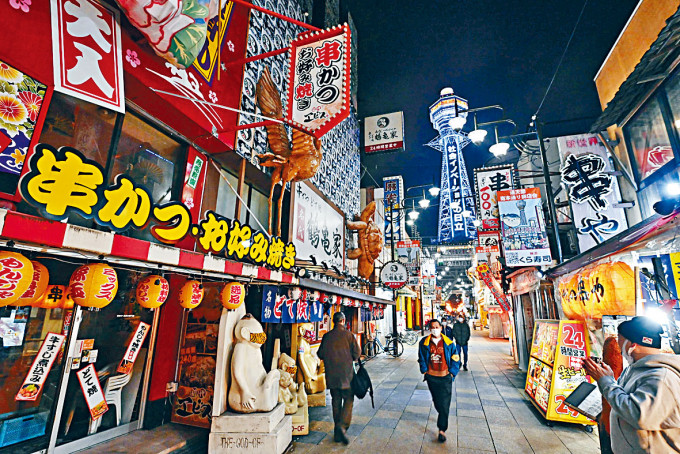 周二晚大阪新世界商業街冷冷清清。