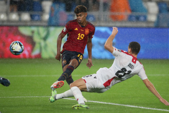 巴塞隆拿16歲新星耶馬打破西班牙男子國家隊最年輕上陣紀錄，並同時打破最年輕入球的紀錄。路透社