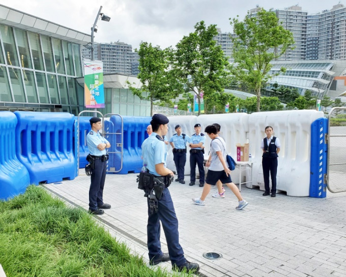 警方在西九龙站外加强戒备。