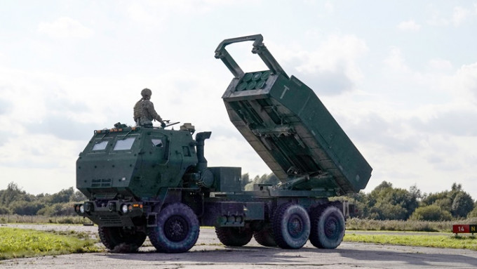美国再向乌克兰推出新一轮军援，包括提供多一倍海马斯火箭系统。AP资料图片