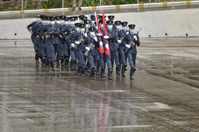 警队在国安教育日表演中式步操。资料图片