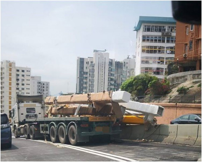 建築材料跌出車外擱在石壆上。圖：網民Gary Chan‎香港交通突發報料區