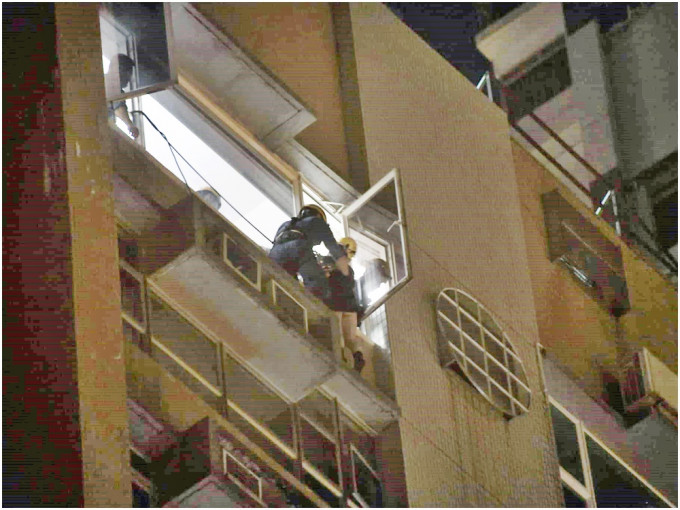 旺角洗衣街瑞珍阁一名女子于凌晨危坐窗边。