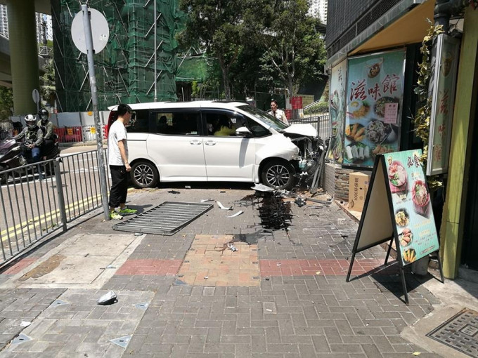 私家车失事后直撞商场食肆外墙。fb突发事故报料区图片