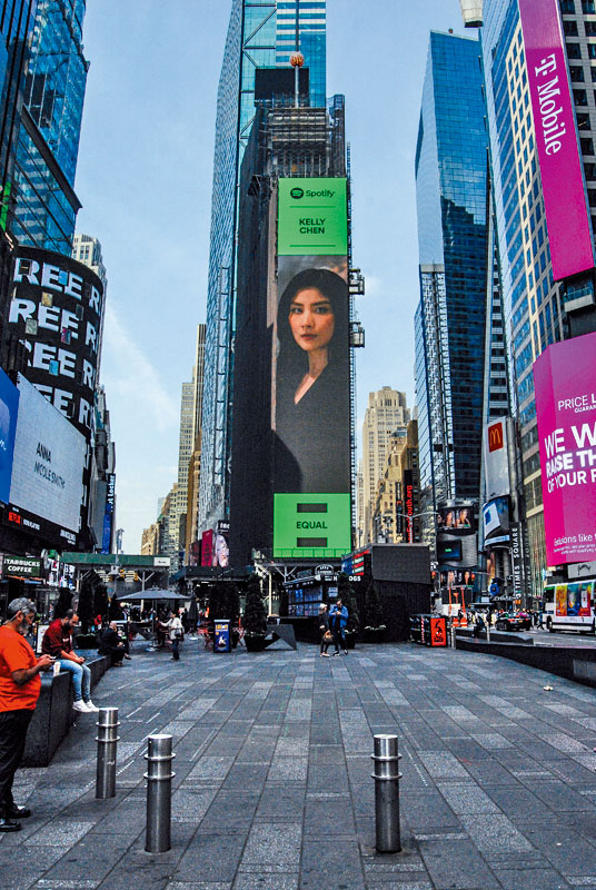 Kelly代表香港登上紐約時代廣場巨型屏幕。