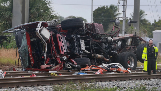 美國佛羅里達州有火車與消防車相撞，消防車被撞至斷開兩截。美聯社