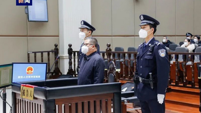 河南省委原常委、政法委原书记甘荣坤受贿案一审开庭。 网图