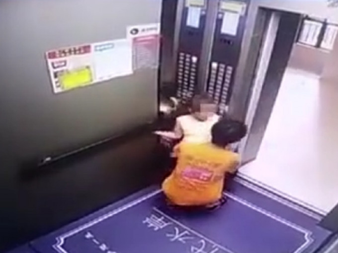 佛山一名19岁男子在电梯内强行抱走一名女童至楼梯间，意图猥亵。　影片截图