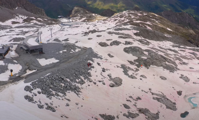 阿尔卑斯山冰川染粉红色水藻 。网上截图