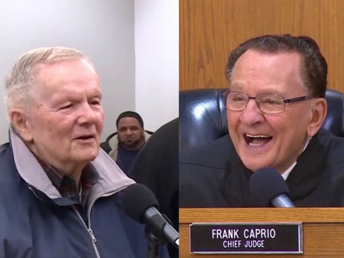 法官卡普里奧（右）表示，案件令他印象深刻，是因為伯伯（左）90歲還照顧他的太太，載她到醫院，「這是美國一個美好的故事」。（網圖）