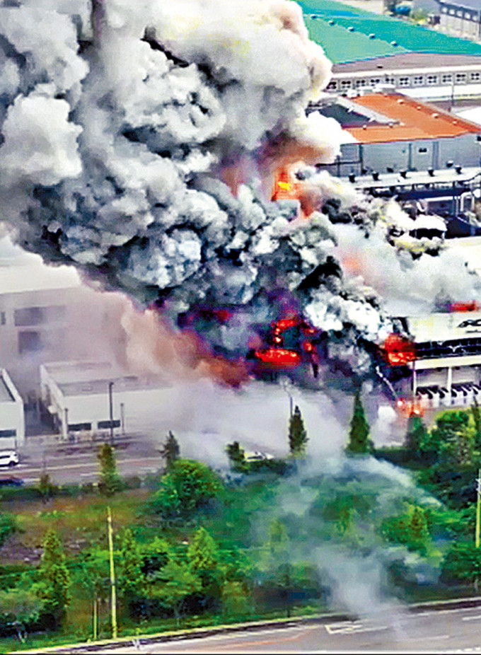 南韩京畿道华城市一间锂电池工厂昨日发生大火。
