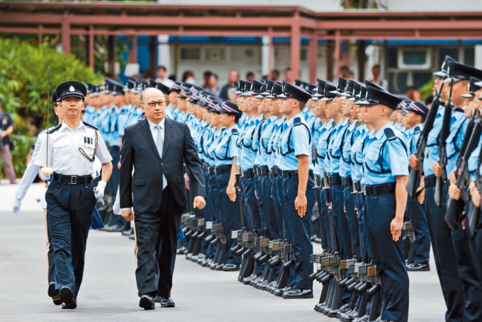 鄭雁雄（左二）檢閱警隊結業會操，是歷來首次有中聯辦主任為警察結業會操擔任檢閱官。