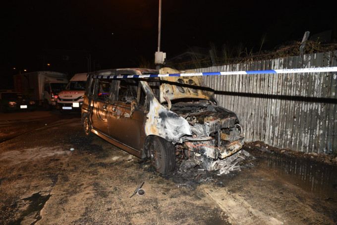 七人車車頭損毀嚴重，燒剩車架。