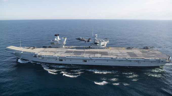 英國國防部宣布，明年起與美國和日本在印太區域舉行的3方聯合軍演將常態化。航空母艦「威爾斯親王號」（圖）戰鬥群將部署印太。維基網站