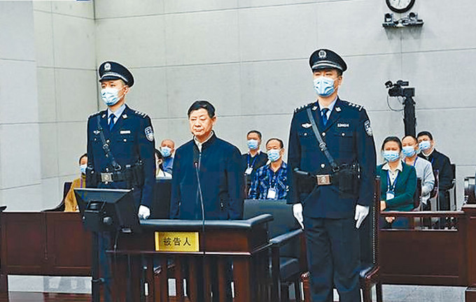 贵州省政协前主席王富玉昨天受审。