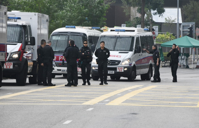 警方聯同其他政府部門及獨立中間人組成安全小組，於理工大學附近候命支援，有需要時提供協助。