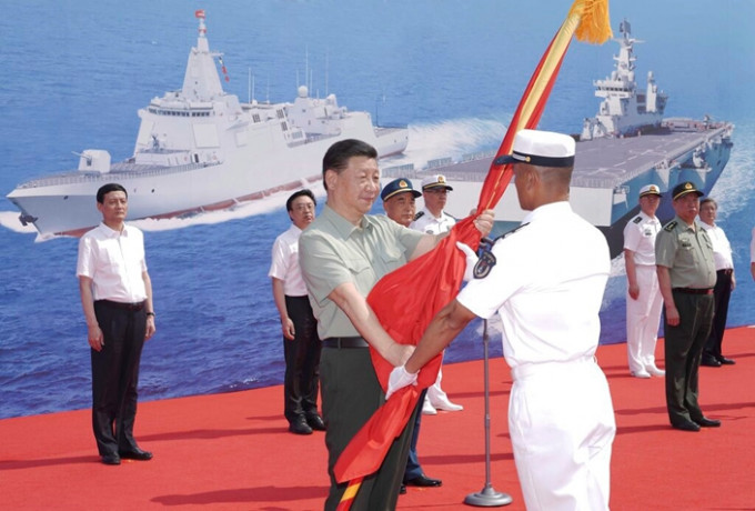 习近平出席中国海军新舰入列仪式。AP