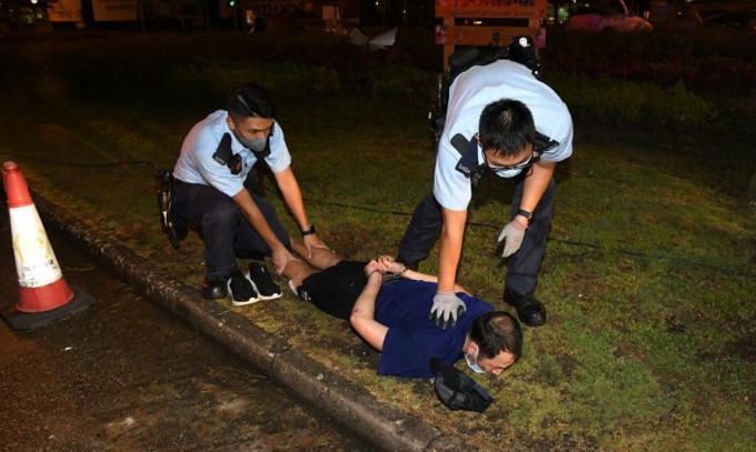 滿物酒氣男子襲擊妻子及的士司機，被警員按地制服拘捕。 徐裕民攝