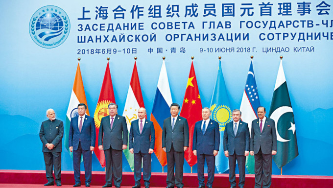 2018年，習近平（右四）、普京（左四）在青島參加上海合作組織峰會領導人會議。資料圖片