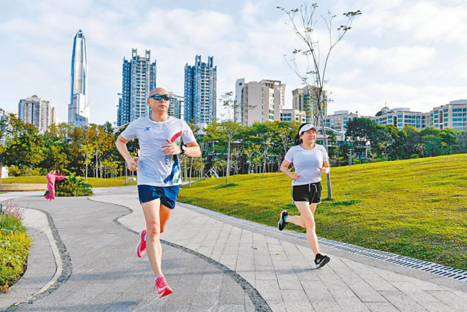 深圳居民生活恢復正常，市民在公園跑步不用戴口罩。