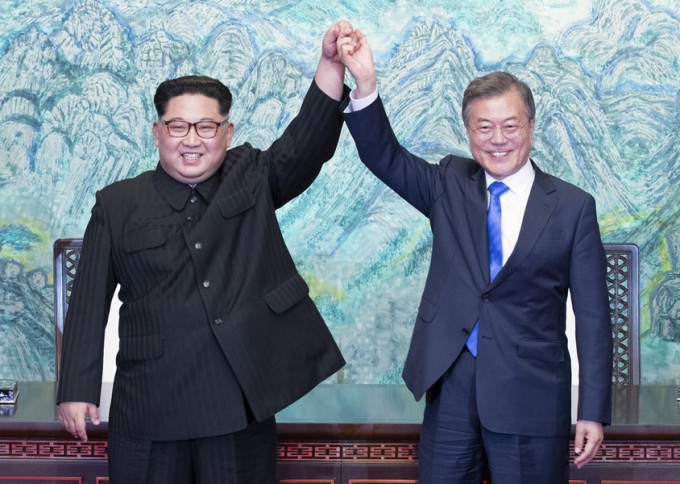 金正恩與文在寅手牽手再一同高舉，顯示兩韓同心。AP