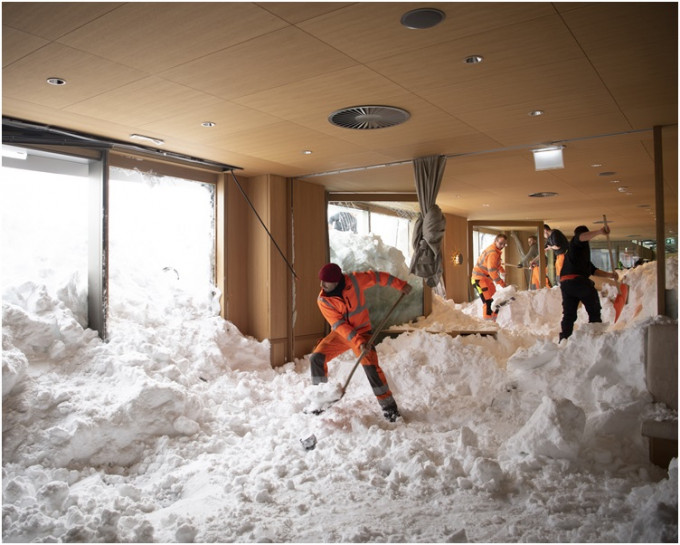 在瑞士發生雪崩大量積雪湧入酒店內。AP