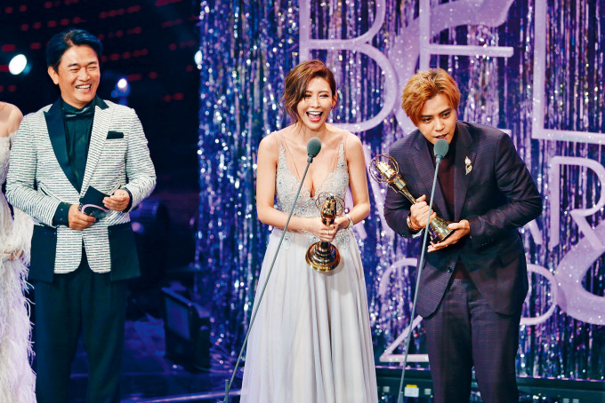 小豬、愷樂曾憑《娛樂百分百》奪得台灣金鐘綜藝節目主持人獎，如今觀眾就要求節目換主持。
　　