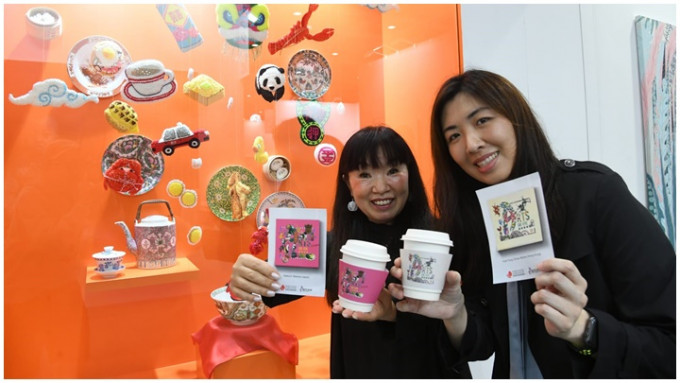 粤东磁厂第四代传人曹嘉彦(右)及来自日本的刺绣艺术家竹冈加津美(左)合作，创作了名为《跃动香港》的作品。何健勇摄