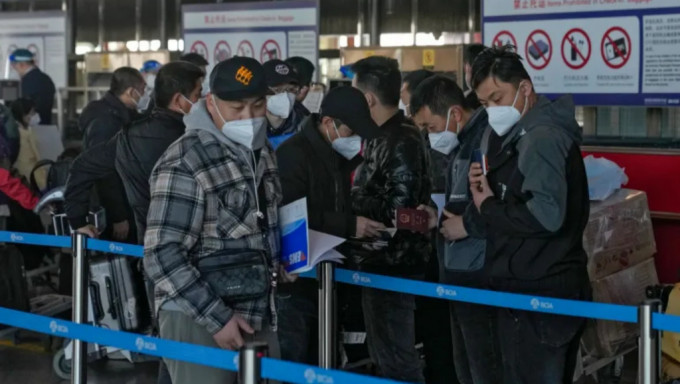 路透社报道意大利不再对中国旅客强制进行检测。美联社