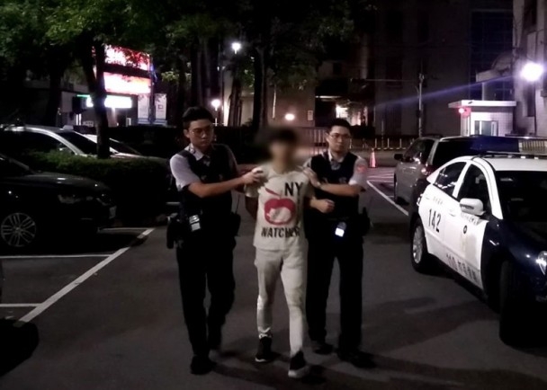 警方将丁男押回派出所侦讯。（网图）