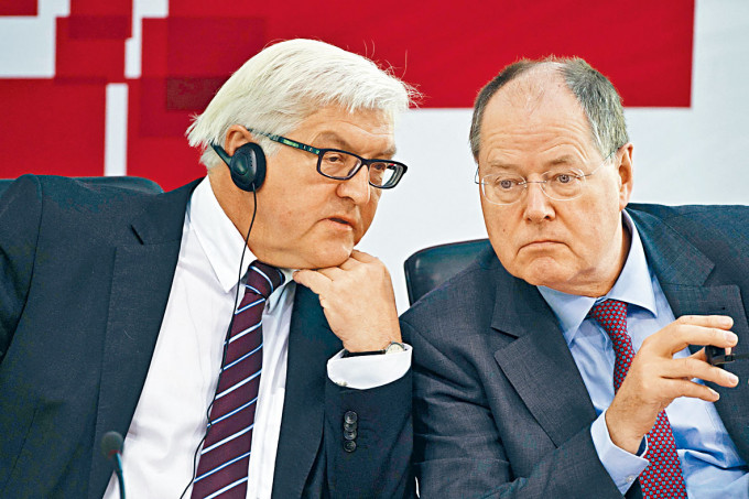■时任德国外长的斯泰因迈尔（左）及反对派领袖斯泰因布吕克，也被美国监控。