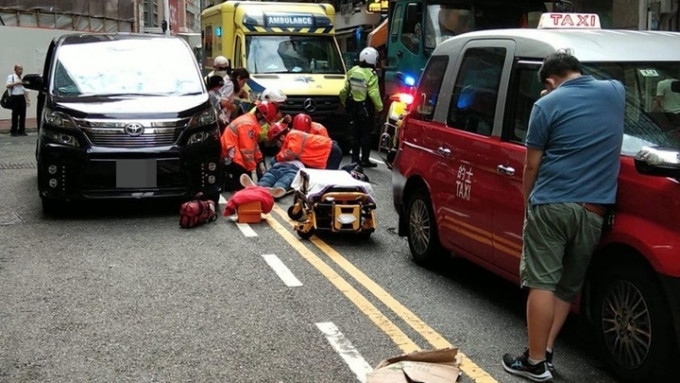 的士撞倒過路男子。fb香港突發事故報料區Bosco Chu圖片