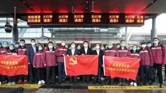 援港工作队还高调与王贺胜、黄柳权等，展示中国共产党党旗合影。