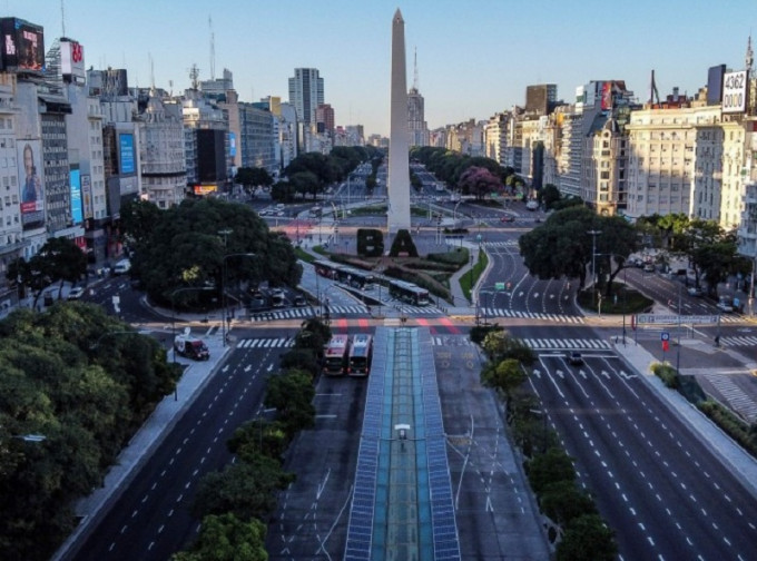 阿根廷实施全国封锁后，当地外出人流减少。AP