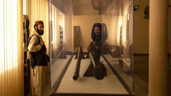 携枪的塔利班战士到博物馆参观。美联社图片