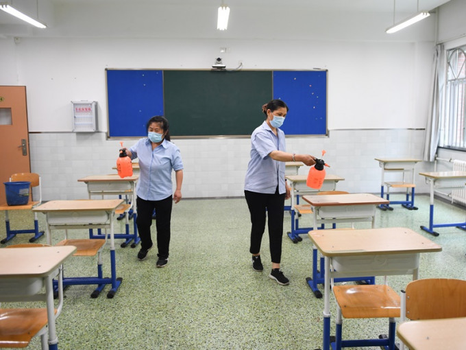 在北京有學校工作人員在考場內噴灑消毒液。新華社
