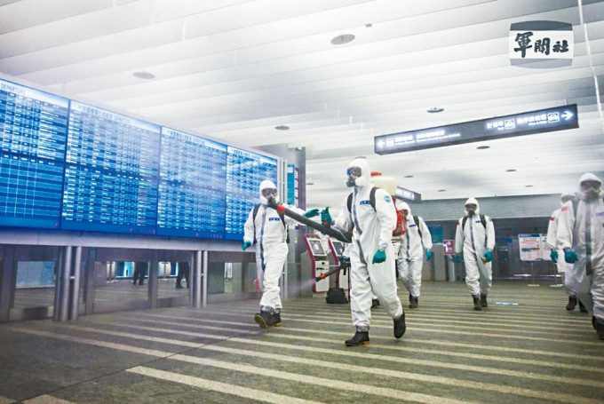 台軍派化學兵到台北車站消毒。