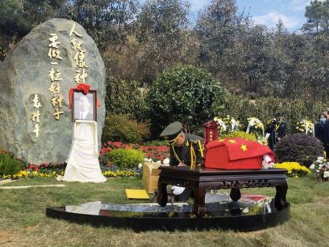 有「雜交水稻之父」之稱的袁隆平院士骨灰安葬儀式在湖南長沙舉行。