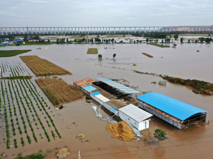 山西洪灾严重。新华社图片