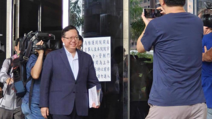 前台湾桃园市长郑文灿涉贪，已辞去海基会董事长职务。图为获准保释后离开桃园法院。中时