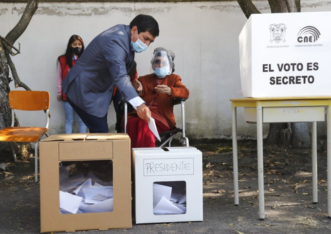 厄瓜多尔总统大选，候选人阿拉乌斯(左)代表其祖母投票。AP图片