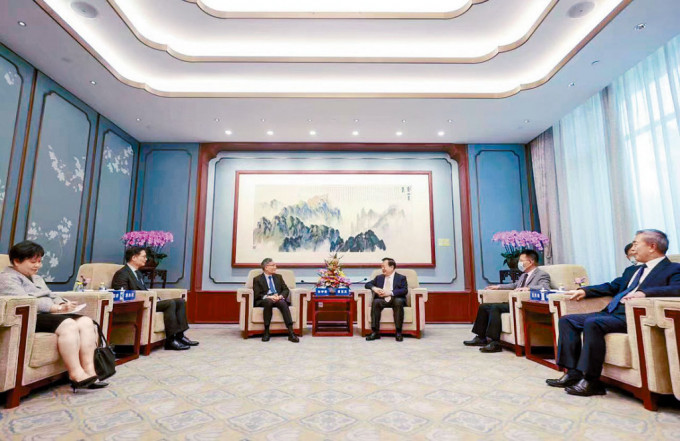 夏宝龙（右三）在北京接见终审法院首席法官张举能（左三）。
