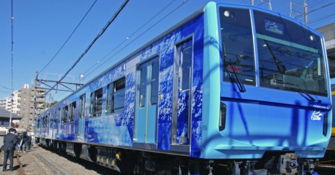 日本首輛氫動力電車亮相。網圖