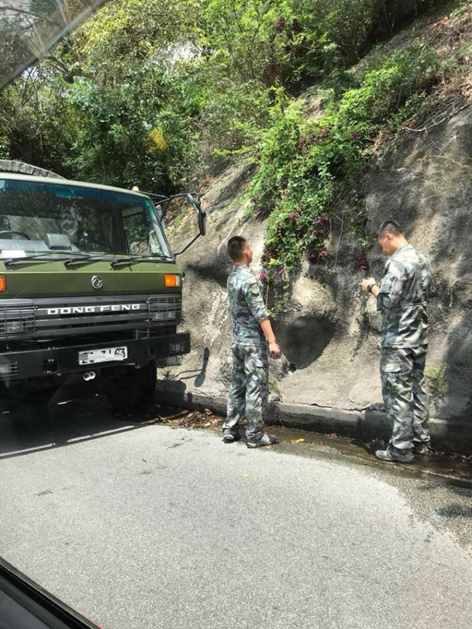 淺水灣道七人車撞解放軍軍車。網民Joe Leung‎圖片