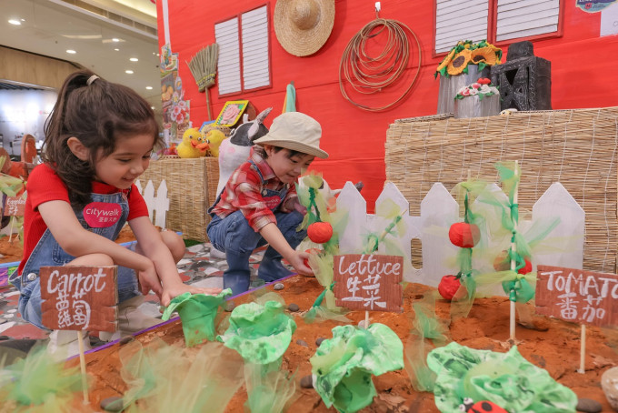  荃新天地绿色艺术农庄内的装置及游乐设施让小朋友有机会接触到更多使用废料再造的玩具，寓环保教育于娱乐。
