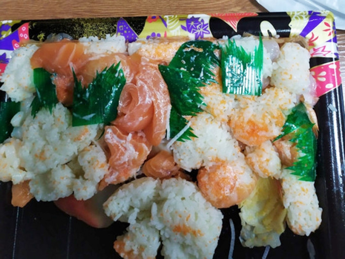像经过十号风球般，鱼生跟寿司饭彻底分离了。网图