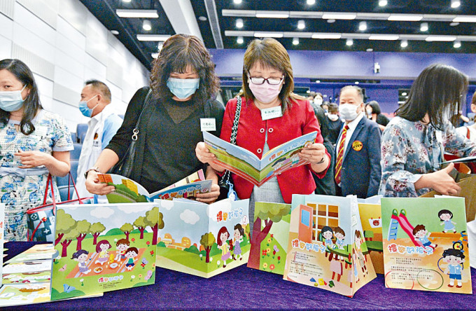 中大文學院國學中心推出一套六冊幼兒繪本，推廣中華文化傳統美德。蘇正謙攝