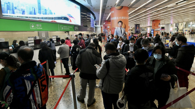 高鐵車票首日增至共2萬張，人流較購票首日多。盧江球攝