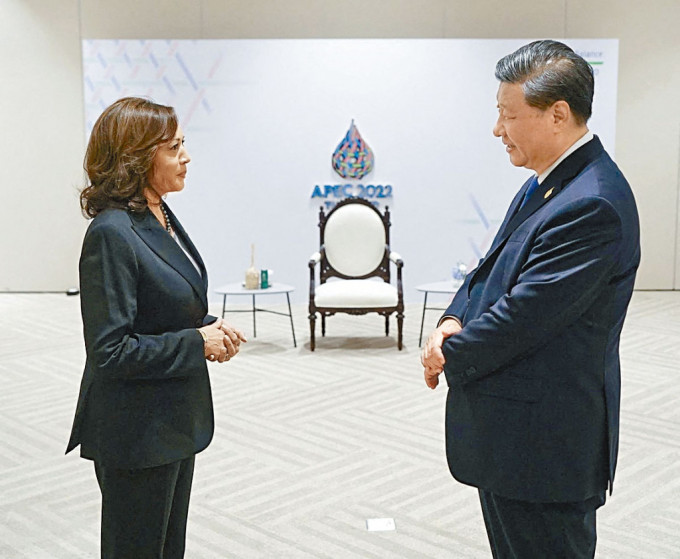 習近平在APEC峰會期間與美國副總統賀錦麗短暫會面。
